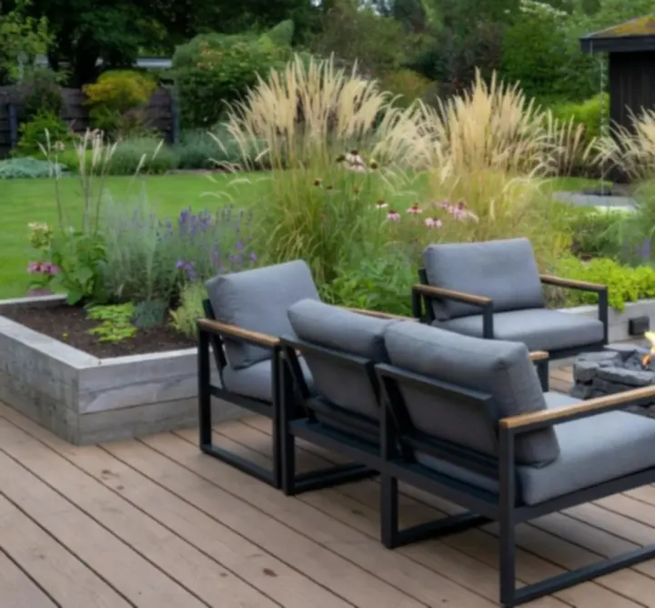 Moderne Nederlandse tuin met groene borders en zitgedeelte